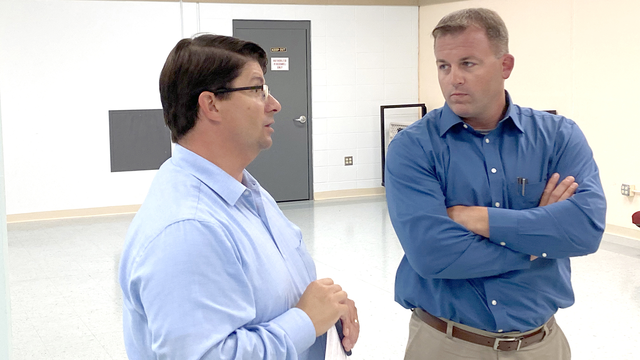Picture of mayor and state's broadband director.