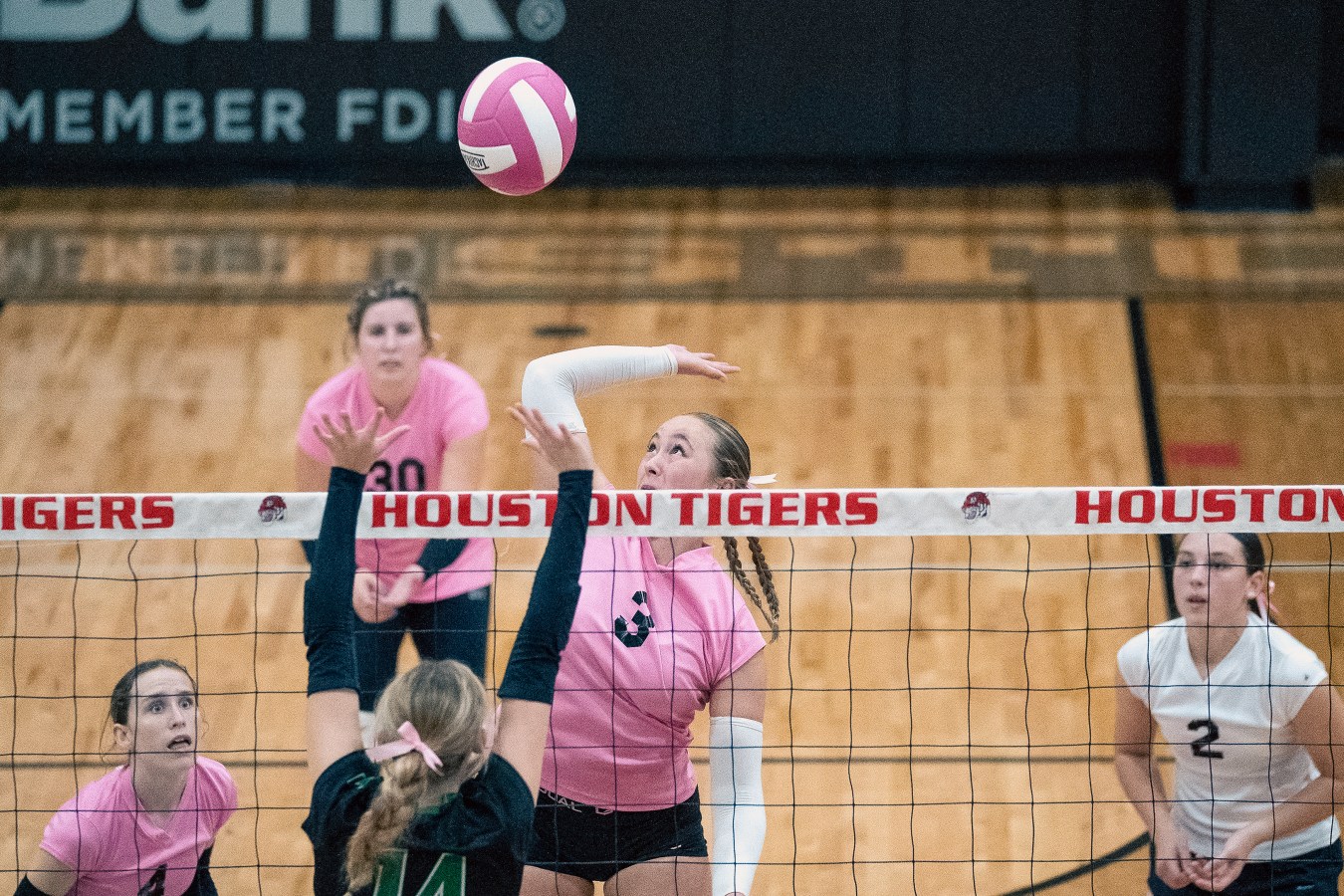 Houston volleyball downs Thayer
